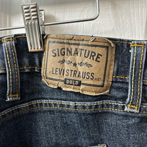 Levi’s Signature Gold Athletic Fit Indigo Wash Jeans 44w 32L - good condition! - Picture 3 of 3